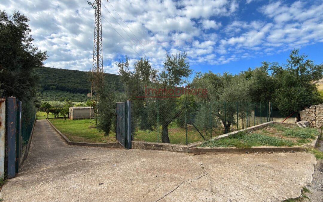GAETA. TERRENO AGRICOLO FRONTE STRADA CON DEPOSITO