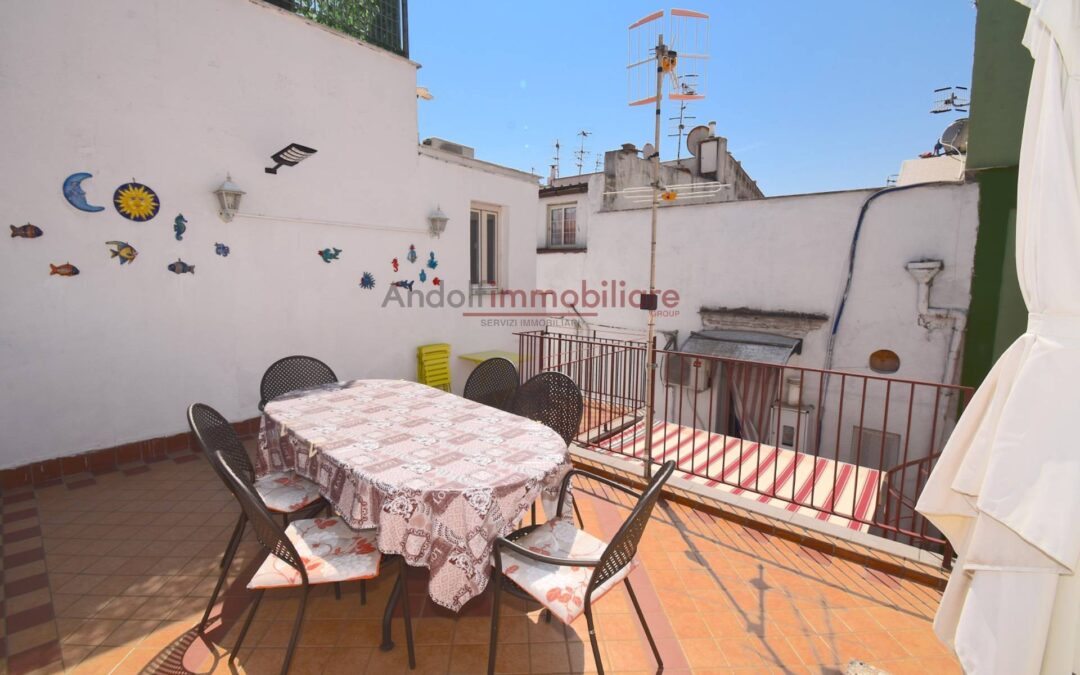 GAETA VICO CENTRALISSIMO DI VIA INDIPENDENZA. PALAZZETTO CON TERRAZZO
